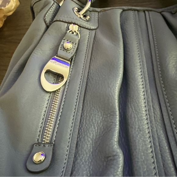 B. Makowsky Elegant Gray Leather Shoulder Bag - Picture 3 of 8